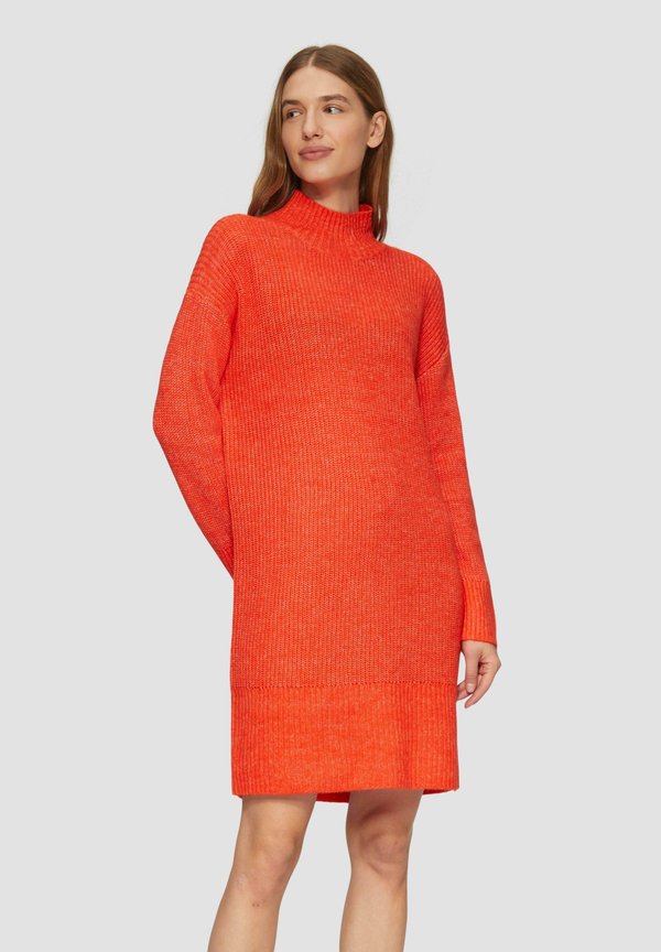 MIT ROLLKRAGEN UND ÜBERSCHNITTENEN SCHULTERN - Strickkleid - orange