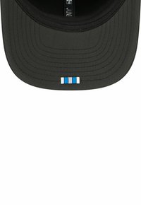 Schwarze Kappe mit flachem Schirm, strukturiertem Stoff und einem dekorativen Detail mit drei horizontalen Streifen in Blau und Weiß auf der Vorderseite.