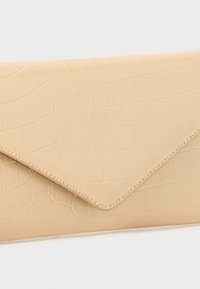 Kaurin värinen, tekonahkainen clutch-laukku, jossa on krokotiilinnahkamainen pinta. Laukussa on teräväkärkinen läppäkiinnitys ja hienovarainen ompelu reunoilla.