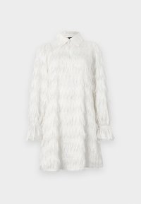 Robe blanche à franges avec un col, présentant un motif zigzag texturé et des manches longues volumineuses avec des poignets froncés.