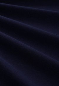 Ciemnogranatowa tkanina o gładkiej fakturze, z delikatnymi zagięciami. Materiał wydaje się miękki i lekki, o jednolitej kolorystyce.