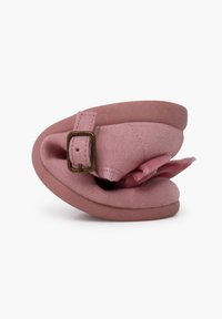 Scarpa in suede rosa con forma arrotondata, texture morbida e un fiocco decorativo con una fibbia metallica sul lato.