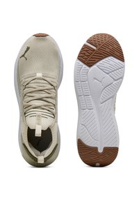 Beige Sport Schuhe mit einem strukturierten Strick-Obermaterial, grünen Akzenten und einer Gummisohle mit einem braunen Traktionsdesign. Schnürmodell.