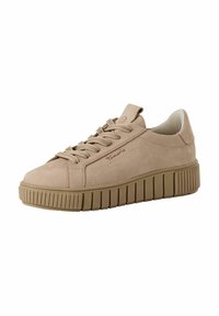 Beige suède sneaker met een dikke rubberen zool, ronde neus, vetersluiting aan de voorkant en subtiele stikdetails aan de zijkanten.
