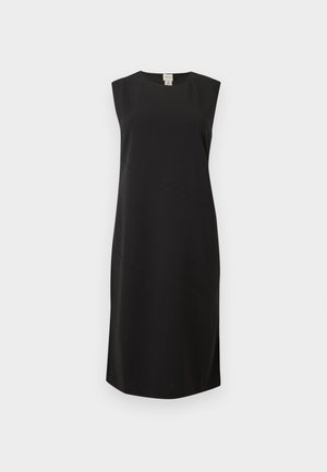 Sort ærmeløs knælange kjole med rund halsudskæring og diskrete diagonale sømdetaljer på en ensfarvet lys baggrund.