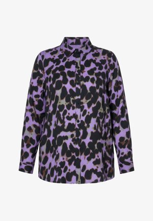 Langärmliges Hemd mit Knopfleiste, schwarzen und braunen unregelmäßigen Flecken auf lila Hintergrund, mit klassischem Kragen.