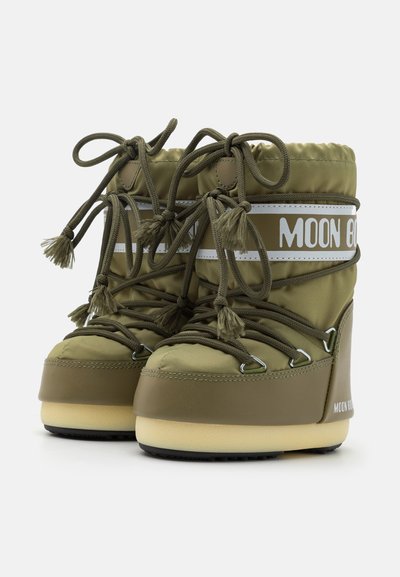 Olivgröna vinterstövlar med nylonovandel, justerbar dragsko och tvåfärgad sula. Har vit text "MOON BOOT." Texturerade detaljer och tofsar ingår.