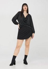 Terranova LUNGHE CON SCOLLO A CASCATA - Camicetta - nero