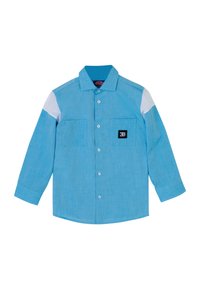 Camicia azzurra con bottoni e maniche lunghe, dotata di due tasche frontali, spalle bianche e una toppa nera con logo sulla tasca sinistra.