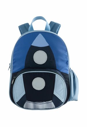 Pequeña mochila azul con correas acolchadas, con un diseño de nave espacial en la parte delantera y un bolsillo con cremallera.