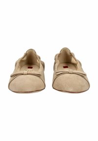 Bailarinas de ante beige con puntera redondeada, superficie texturizada y lazo decorativo en el empeine; forro interior suave, perfil bajo.