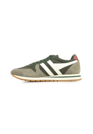 Sneaker verde in suede e pelle con strisce bianche e tallone marrone. Presenta una parte superiore texturizzata, chiusura con lacci e suola in gomma con strisce in contrasto.