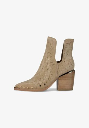 Ghetuță scurtă din piele întoarsă maro deschis cu vârf ascuțit, perforații decorative și cusături, cu capse metalice pe vârf și toc bloc suprapus.