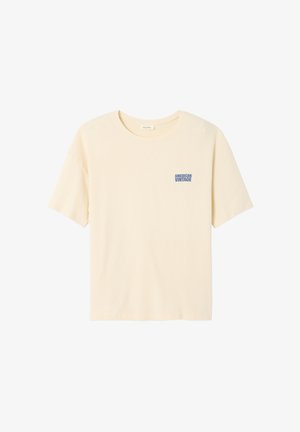 Béžové tričko s krátkými rukávy, kulatým výstřihem a malým modrým logem "American Vintage" na levé straně hrudi.