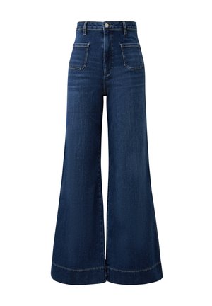 Jeansy o wysokim stanie, szerokich nogawkach w kolorze ciemnoniebieskim, z przednimi naszywanymi kieszeniami, szlufkami na pasek i zapięciem na guzik.