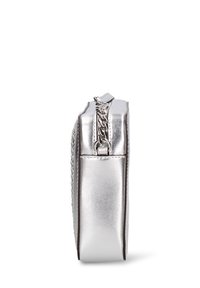 Borsa clutch color argento metallico con una texture liscia, caratterizzata da una cerniera con catena decorativa e un design rettangolare per una conservazione compatta.