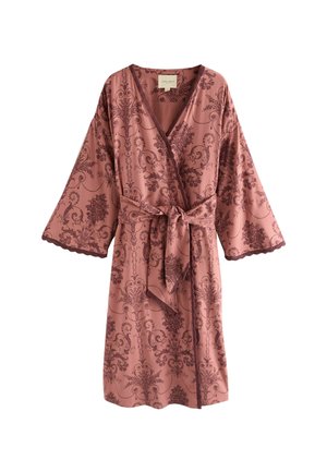 Staubrosafarbenes Wickelkleid mit dunklen Blumenmustern, weiten Ärmeln, gezackten Kanten und einem an der Taille gebundenen Stoffgürtel.