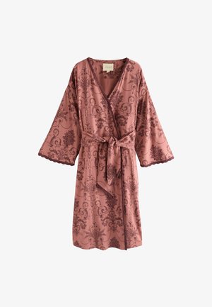 Staubrosafarbenes Wickelkleid mit dunklen Blumenmustern, weiten Ärmeln, gezackten Kanten und einem an der Taille gebundenen Stoffgürtel.