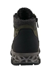 Zelená a černá kotníková obuv s texturovaným šedým límcem, vrchní část z umělé kůže a robustní šedou gumovou podrážkou s geometrickým vzorem.