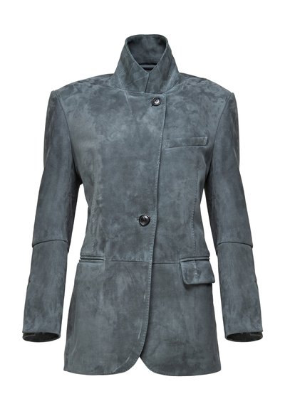 Chaqueta moderna de ante gris con cuello alto, cierre asimétrico con botones, dos bolsillos delanteros y mangas largas entalladas.