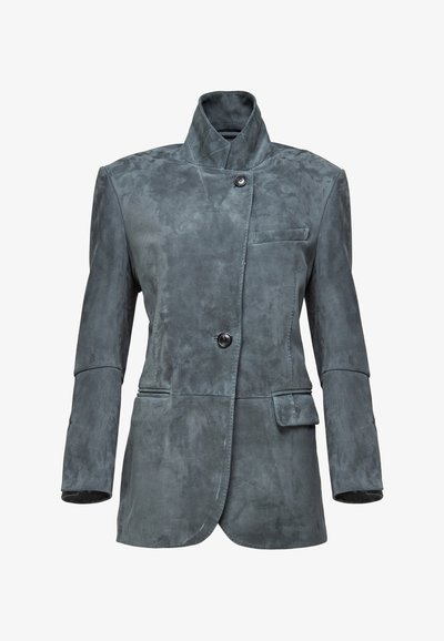 Chaqueta moderna de ante gris con cuello alto, cierre asimétrico con botones, dos bolsillos delanteros y mangas largas entalladas.