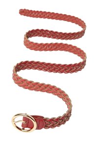 Cintura in pelle intrecciata rossa con fibbia in tono oro, caratterizzata da una texture intrecciata e bordi lisci, posata a forma di S su uno sfondo bianco.