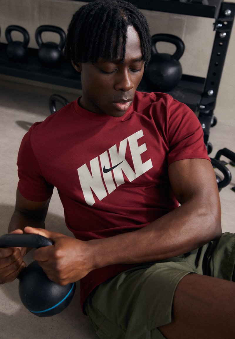 Nike Performance TEE NOVELTY Sport Tshirt team red/rood Zalando.nl