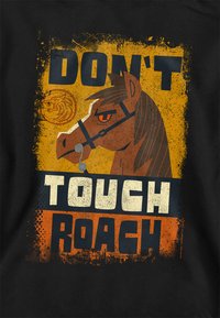 Grafisches T-Shirt mit dem Kopf eines braunen Pferdes und einem orangefarbenen Auge auf einem strukturierten gelben Hintergrund. Der Text lautet "NICHT ANFASSEN, ROACH" in fetter Schrift.