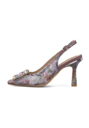 Tacón de slingback con punta afilada, patrón de encaje floral morado, hebilla decorativa con joyas y tacón cónico de altura media sobre fondo blanco.