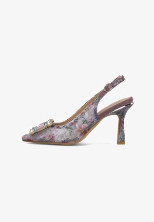 Tacón de slingback con punta afilada, patrón de encaje floral morado, hebilla decorativa con joyas y tacón cónico de altura media sobre fondo blanco.