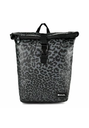 Schwarz-grauer, leopardgemusterter, wasserdichter Rucksack mit Rollverschluss-Reißverschluss, Schnallenverschluss, Tragegriff oben und Bench-Logo-Aufnäher vorne unten rechts.