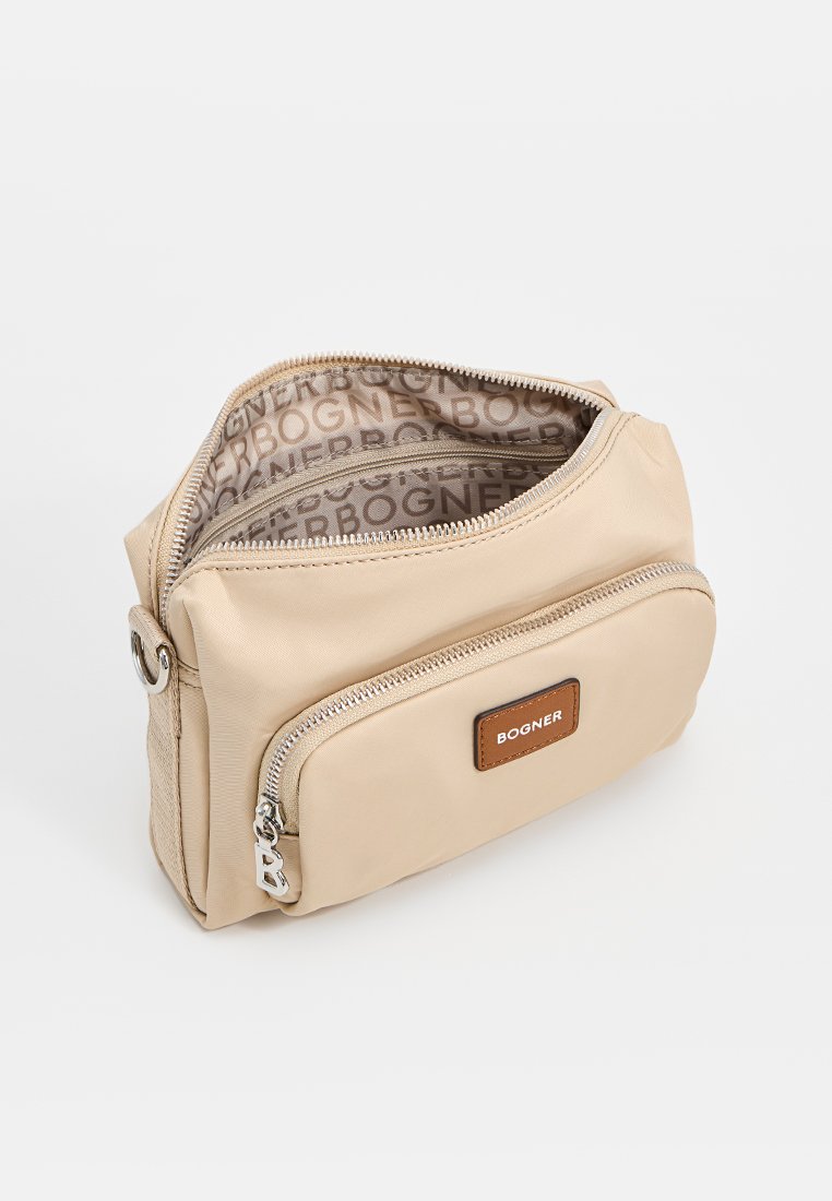 Beige synthetisches Material Etui mit Reißverschluss, ausgestattet mit einer Vordertasche und einem Logo-Patch aus hellbraunem Leder. Innenfutter mit wiederholendem Markenmuster.