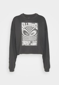 Maglietta cropped a maniche lunghe grigio scuro con design in bianco a scacchi psichedelici e testo "Billabong Energy Love Light Wisdom" sul davanti.