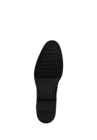 Zwarte schoenzool met een getextureerd grippatroon, gladde randen en een merkaanduiding. Gemaakt van rubber, ontworpen voor grip en duurzaamheid.