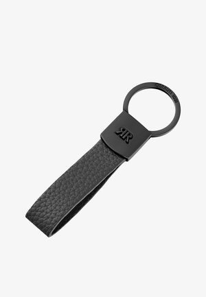 Llavero en forma de lazo de cuero negro con correa texturizada, anillo de metal negro mate y conector cuadrado de marca grabado con "RR" y "CERRUTI 1881".