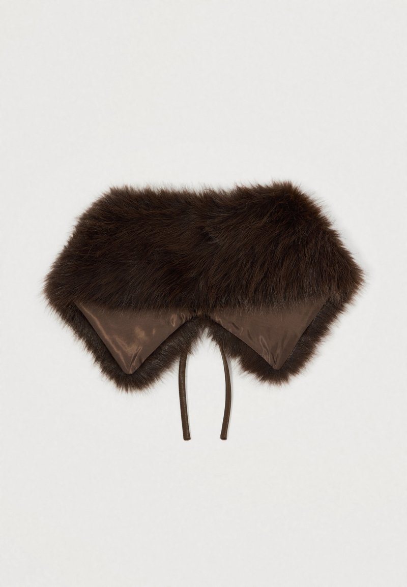 Brown faux fur collar with a satin underside. Features a symmetrical shape and two adjustable ties. Soft texture with a glossy finish.
