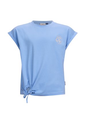 Lichtblauwe katoenen t-shirt met opgerolde mouwen en een geknoopt detail aan de linkerkant. Bevat een cirkelvormig logo in een zachte perzikkleur.