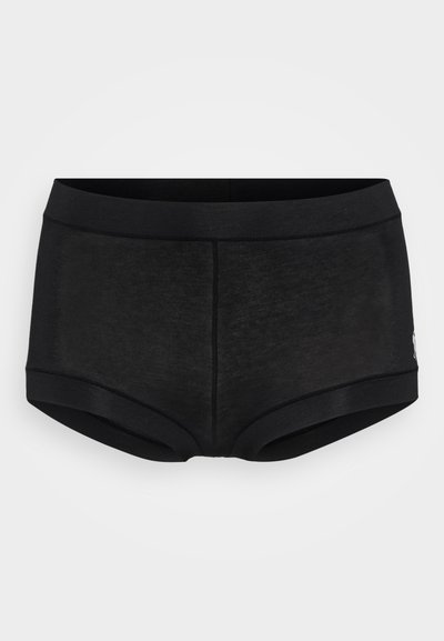 Crne pamukaste boyshorts gaćice s mekom teksturom, elastičnim pojasom i ojačanim šavovima. Sadrži mali detalj logotipa sa strane.