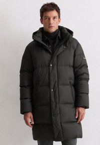 Gewatteerde zwarte parka met kap, voorzien van een drukknoopsluiting, met ritssluiting afgesloten zakken en een doorgestikte textuur voor isolatie en warmte.