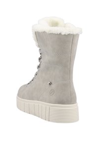 Hellgraue Knöchelstiefel mit Kunstfellfutter, Schnürdesign, runder Zehenform, strukturiertem Obermaterial und klobiger weißer Gummisohle. Silberne Hardware-Details.