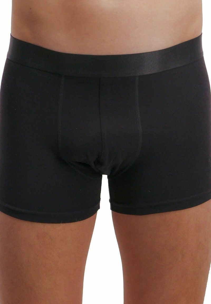 Boxer shorts neri in cotone con una cintura liscia e una vestibilità aderente, dotati di una tasca sagomata e gambe corte.