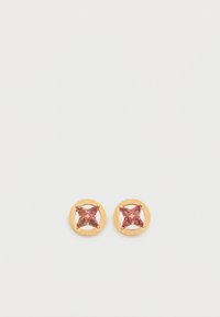 Σκουλαρίκια καρφωτά με χρυσή απόχρωση που διαθέτουν κυκλικό σχέδιο με λεπτομέρεια ρόζ πολύτιμου λίθου σε σχήμα που μοιάζει με λουλούδι. Το "GUESS" είναι χαραγμένο στην άκρη.