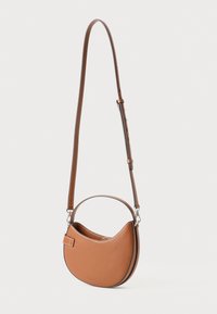 Bolsa crossbody de couro castanho com formato arredondado, alça ajustável, pega superior, costura branca e detalhe de logotipo discreto.