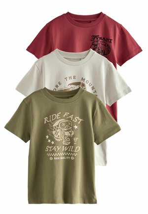 Trois t-shirts à manches courtes : rouge avec un graphisme noir, crème avec un imprimé marron, olive avec un design blanc représentant un tigre et du texte. Mélange de coton.