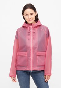Giacca da pioggia trasparente rosa con cappuccio, dotata di corde di regolazione, due tasche frontali e chiusura con zip, su sfondo bianco.
