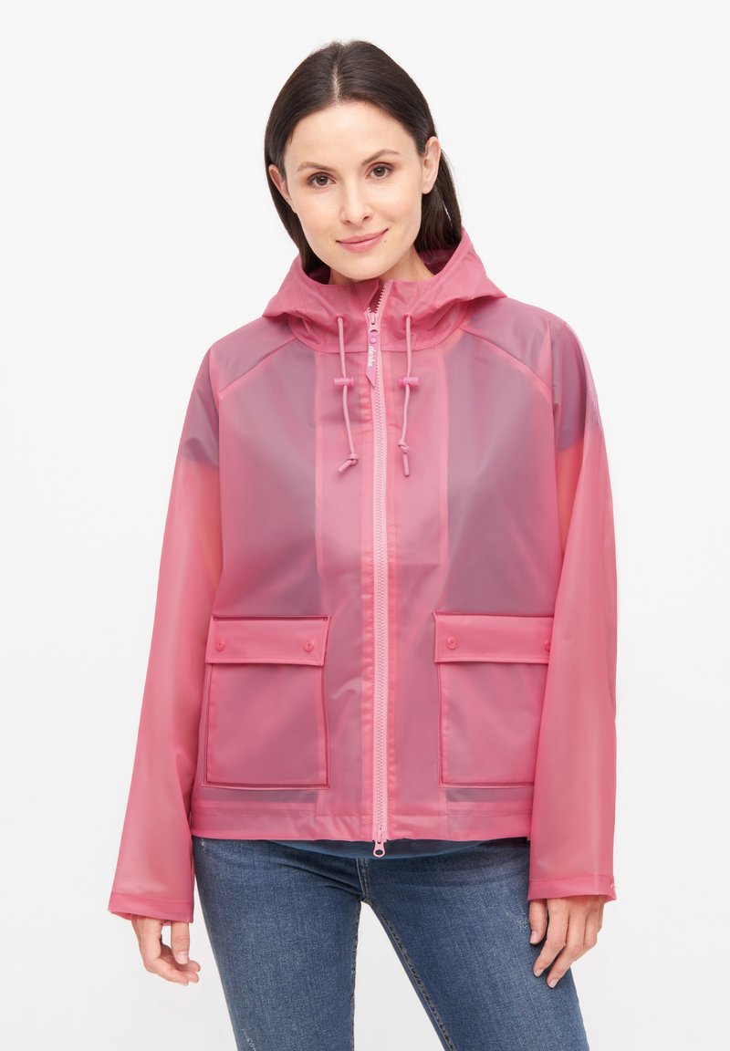 Giacca da pioggia trasparente rosa con cappuccio, dotata di corde di regolazione, due tasche frontali e chiusura con zip, su sfondo bianco.