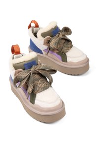 Wielokolorowe sneakersy typu high-top z mieszanką materiałów, w tym wełny, zamszu i tkaniny. Wyróżniają się grubymi podeszwami i dużymi sznurówkami.