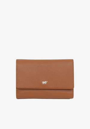 Portafoglio in pelle marrone con una texture opaca, patta a pieghe, dettagli in metallo argentato e piccolo logo impresso sul davanti.