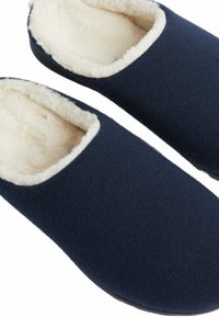 Marineblauwe fleece sloffen met een witte pluche voering, instapontwerp, ronde neus, zachte textuur en minimalistische stijl.
