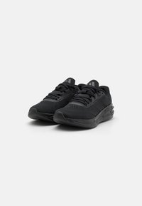 Chaussures de sport noires avec une tige en maille, un col rembourré et une semelle texturée. Présente trois bandes sur le côté et un design à lacets à l'avant.